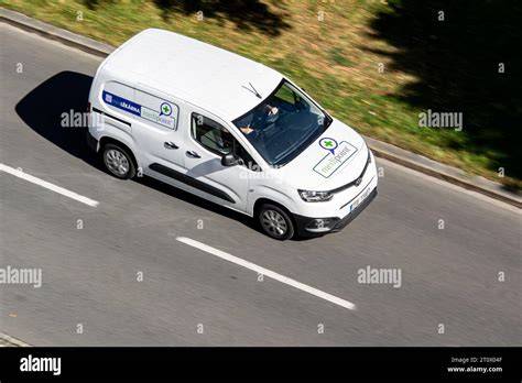 furgone brandizzato in movimento
